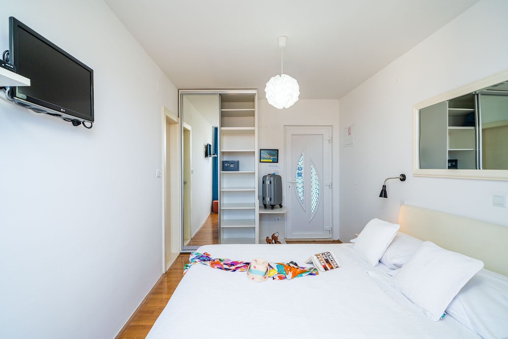 ROOM, DOUBLE BED, SHARED KITCHEN, BALCONY