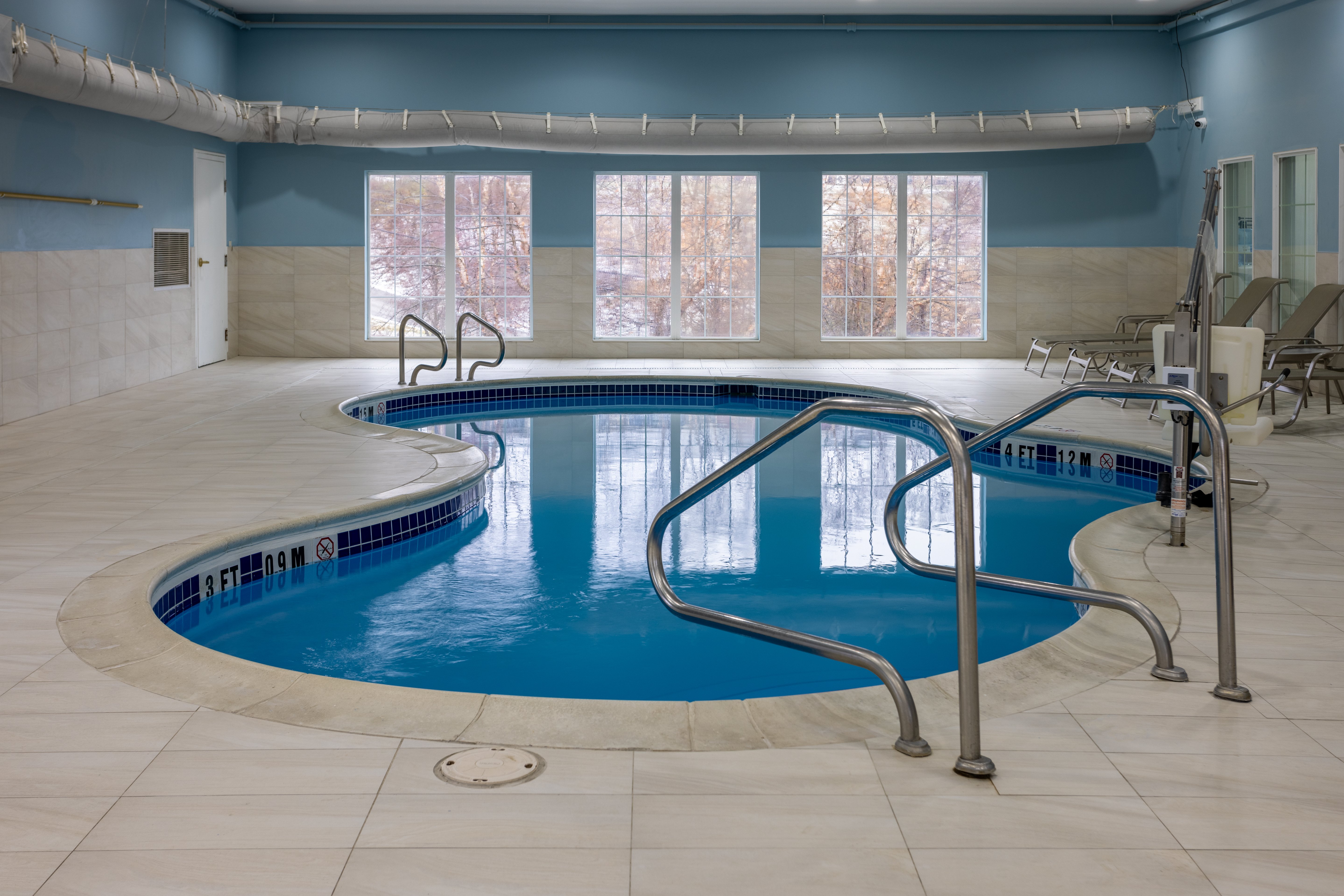Holiday Inn Express Suites Center Township 48/78