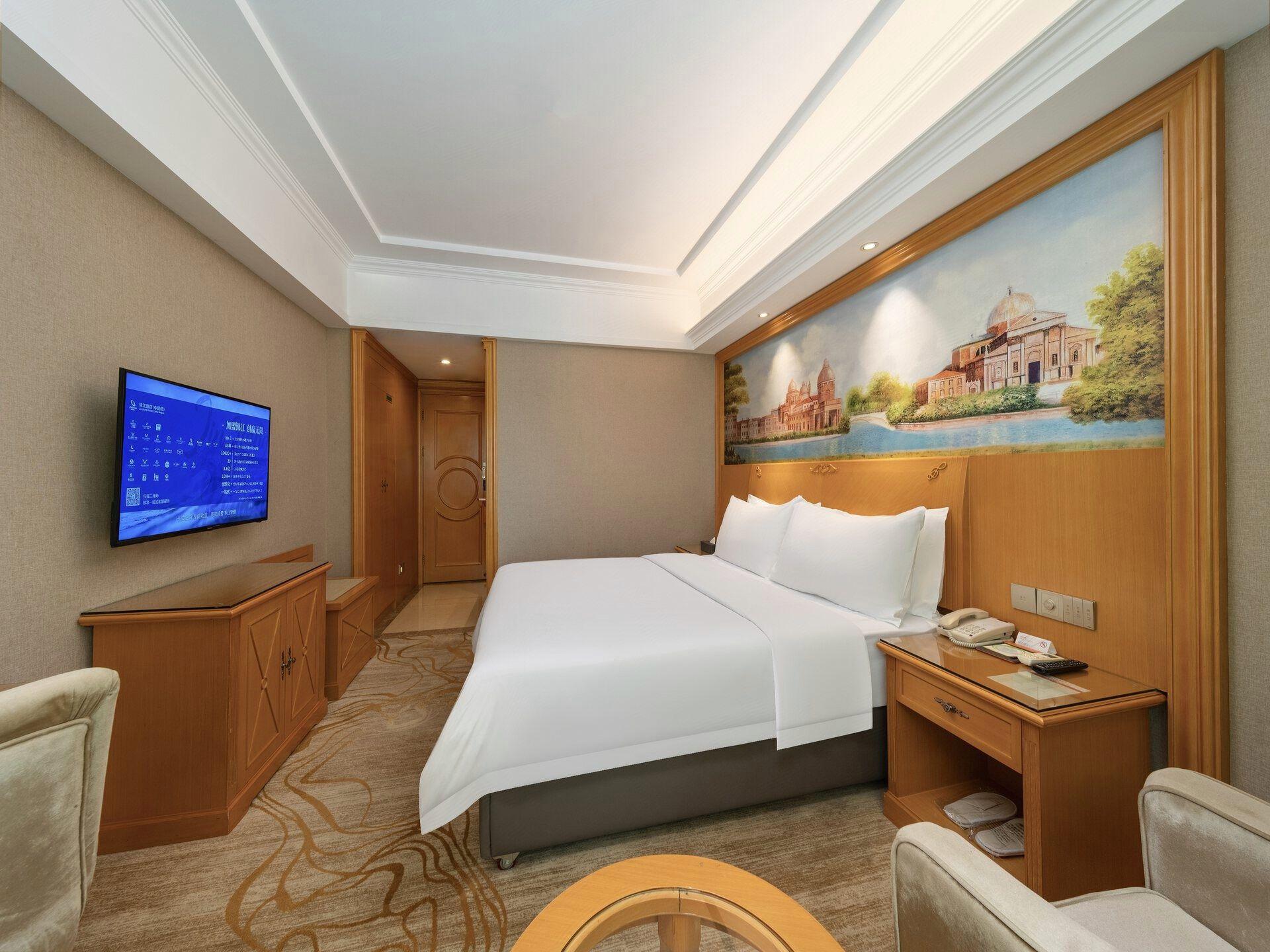 Vienna 3 Best Hotel (Guangzhou Xintang Shacun Metro Station) 28/58