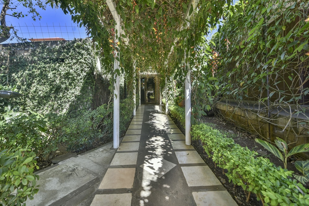 La Riviera Hotel Bed And Breakfast 47/50