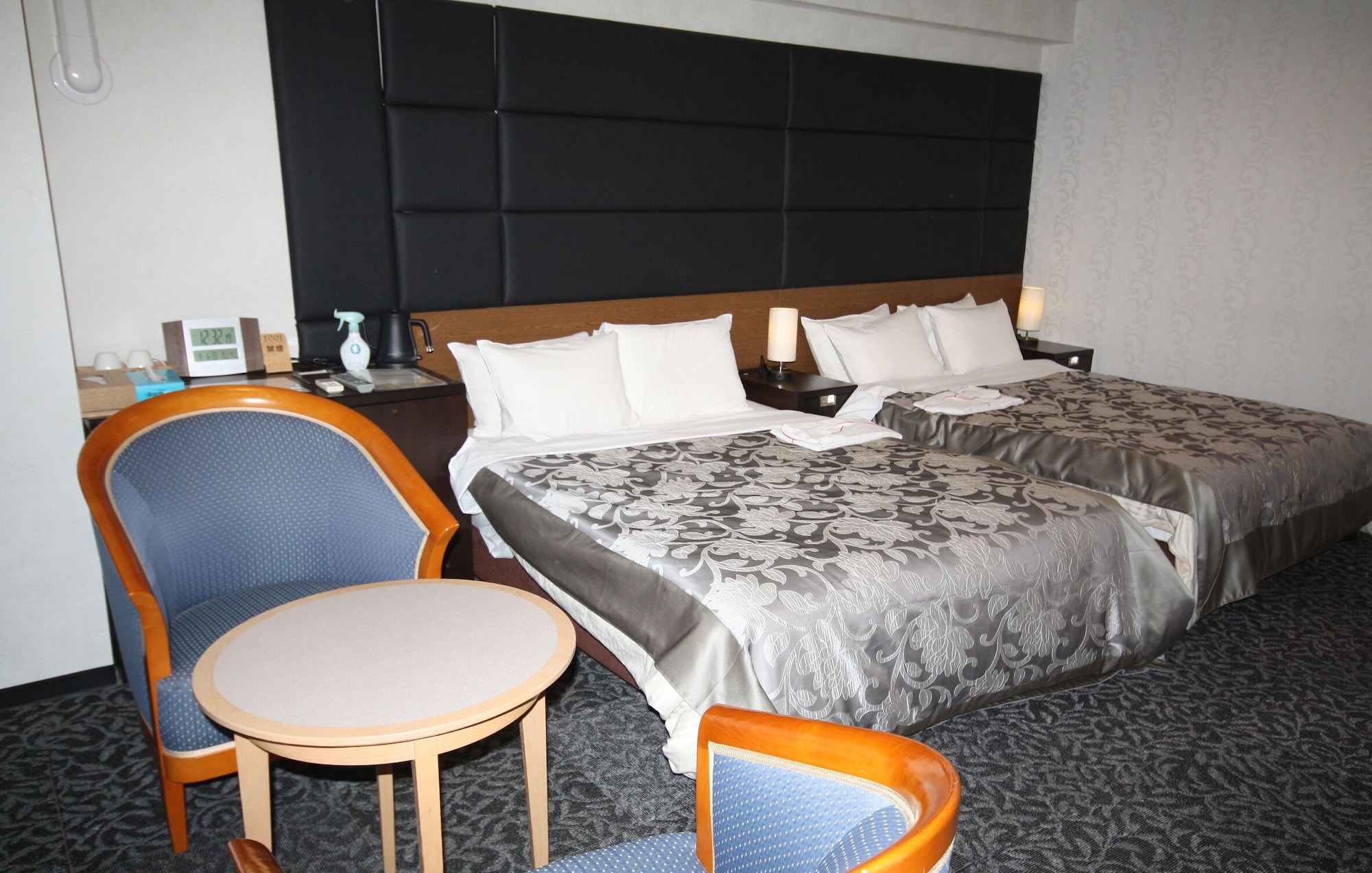 EXECUTIVE, TWIN BEDS