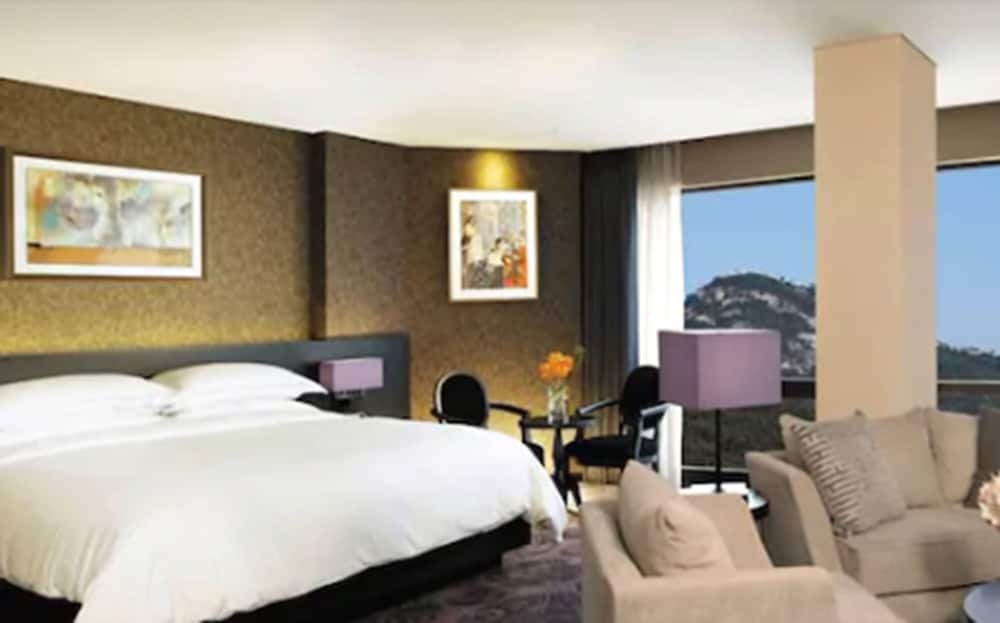 Swiss Grand Hotel 9/42
