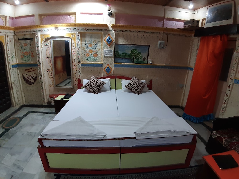 Vista Rooms at Old Royal Palace 13/38