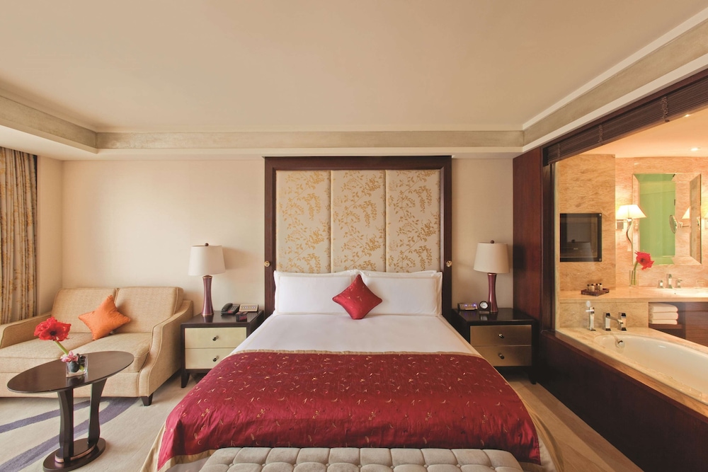 FAIRMONT GOLD, STUDIO, KING BED