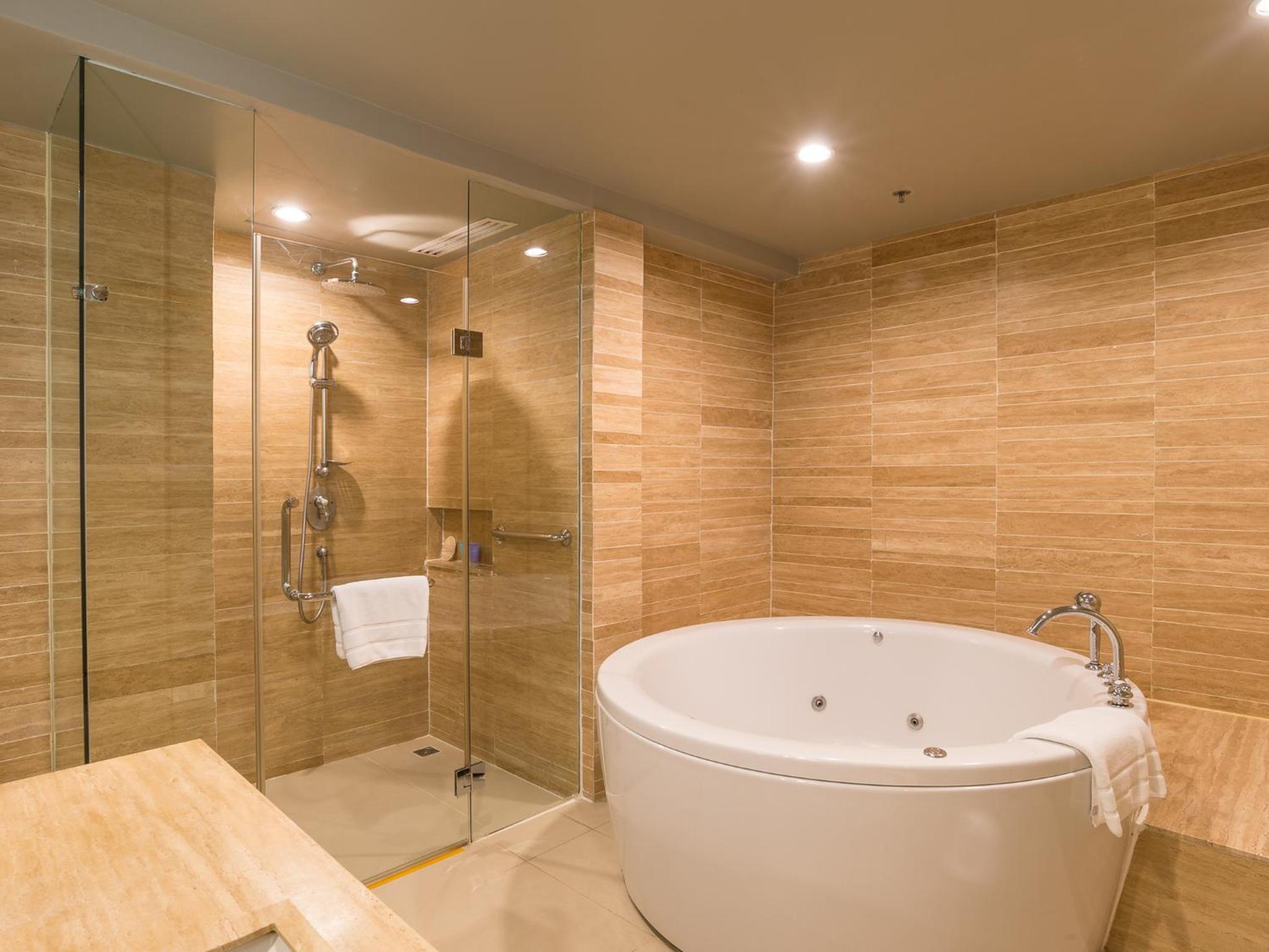 Club One Bedroom Sea Facing Suite, Dusit Thani Krabi Beach Resort 5/6