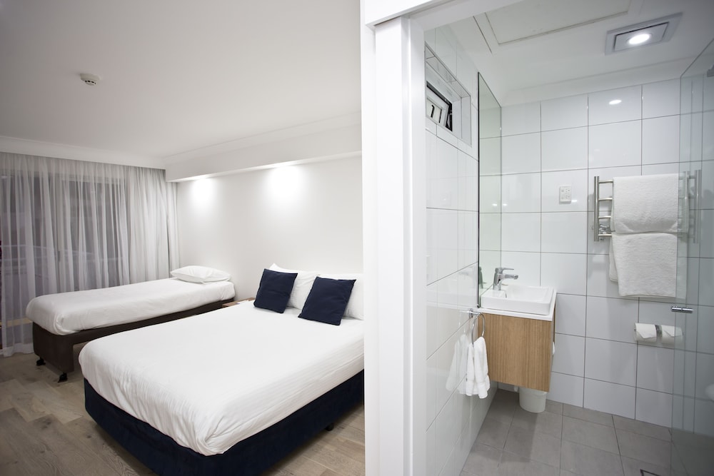 Standard, 1 Queen and 1 Single Bed, Side View