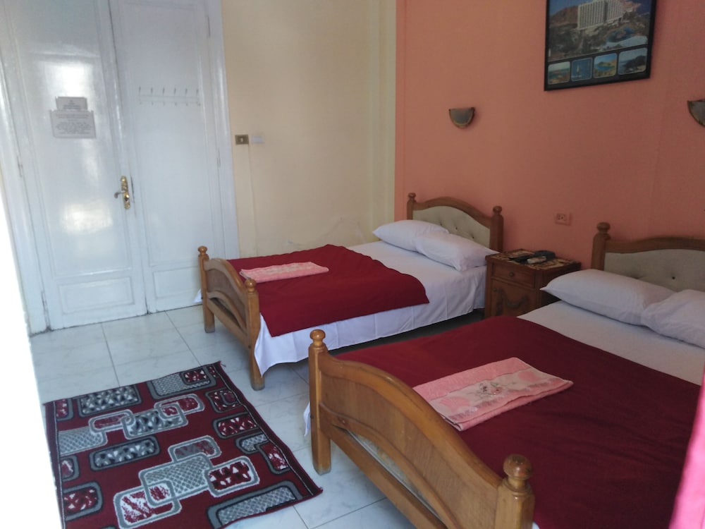 ROOM, QUADRUPLE
