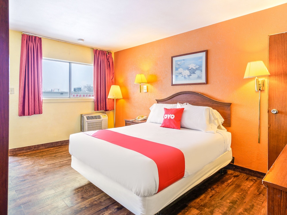 OYO Hotel Downtown Peoria I-74 29/58