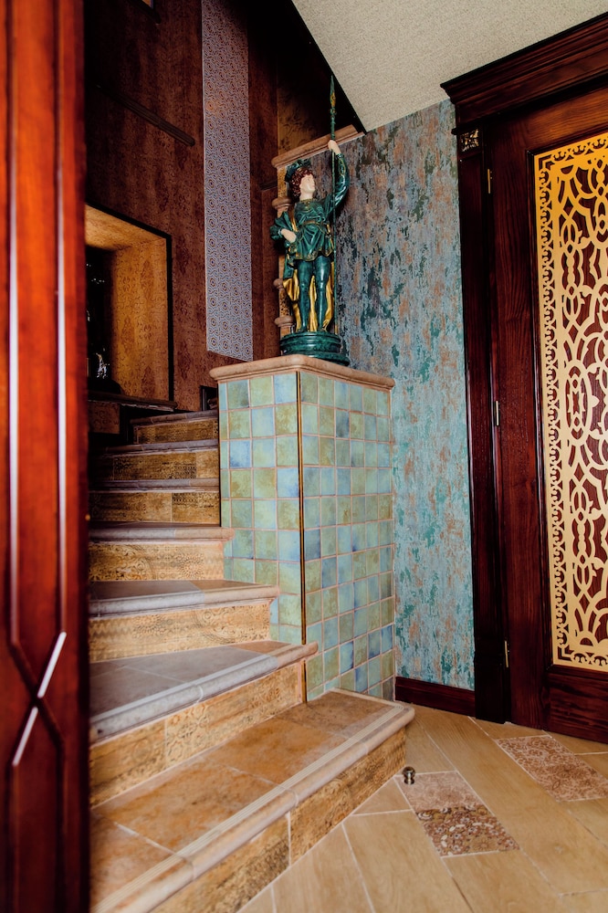 Royal Antique Hotel 25/50
