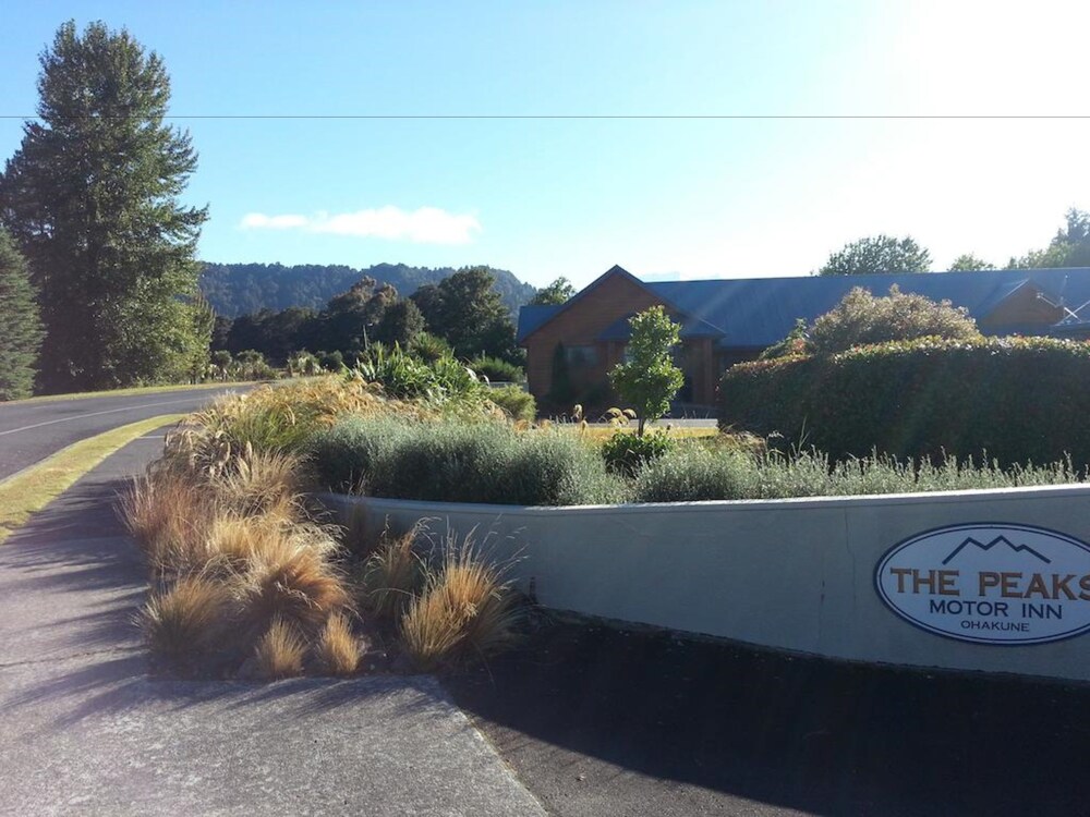 THE PEAKS MOTOR INN 30/40