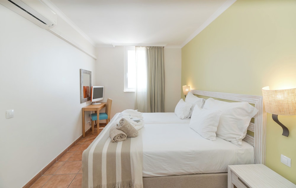 Suite, Queen Bed, Sofa