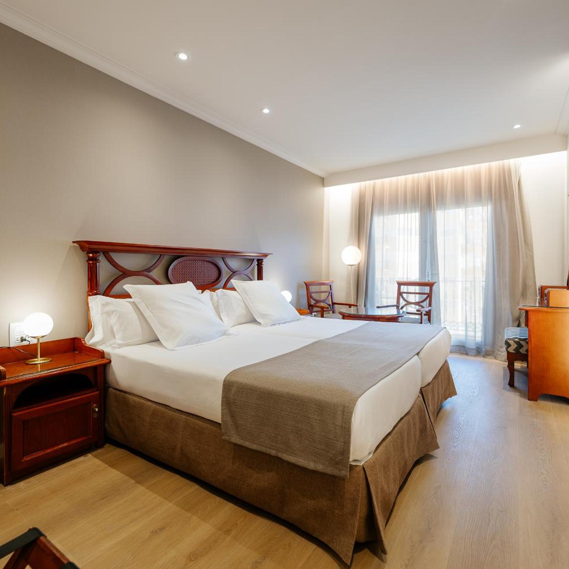 Room, Double or Twin Bed, Partial Sea View