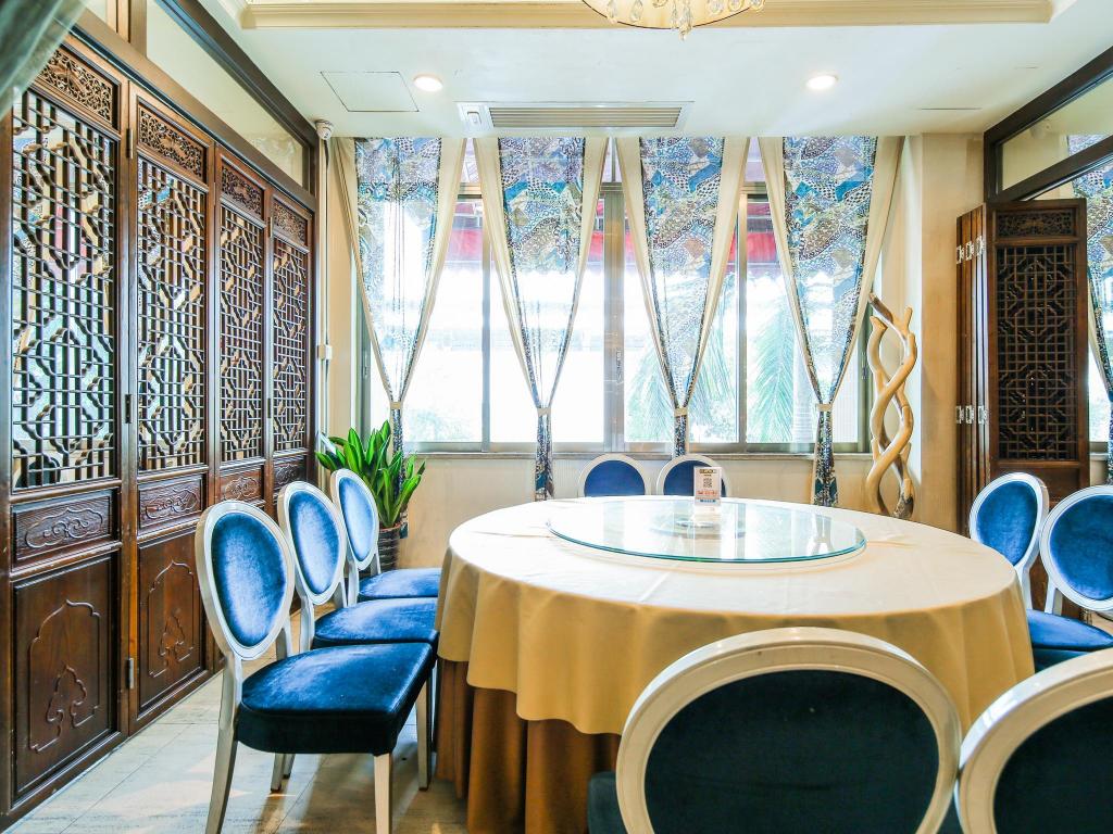 Vienna Hotel (Guangzhou Hanxi Changlong Park Branch) 50/51