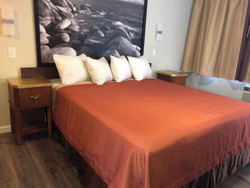 DELUXE, KING BED