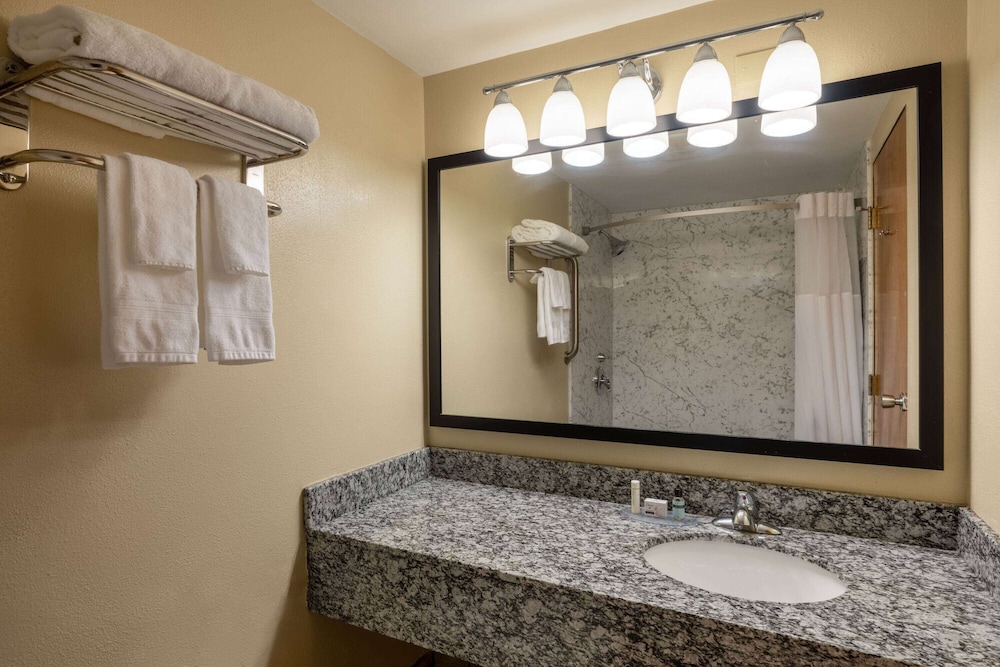 Americinn by Wyndham Cedar Rapids North 30/33