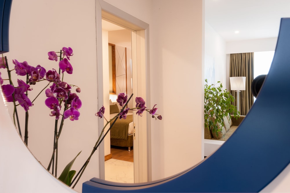 ISG Airport Hotel 50/63