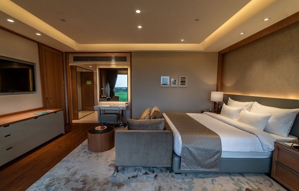 ROOM, KING BED
