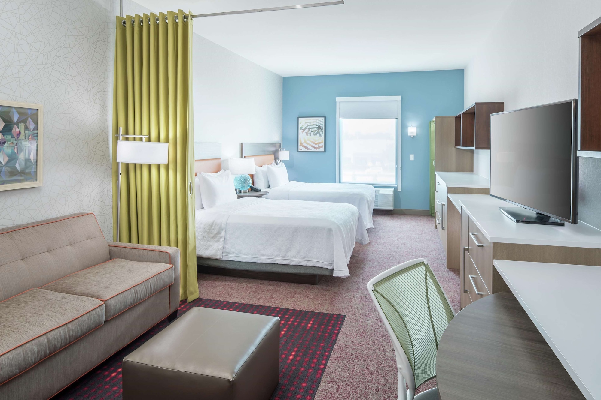 studio, 2 queen beds