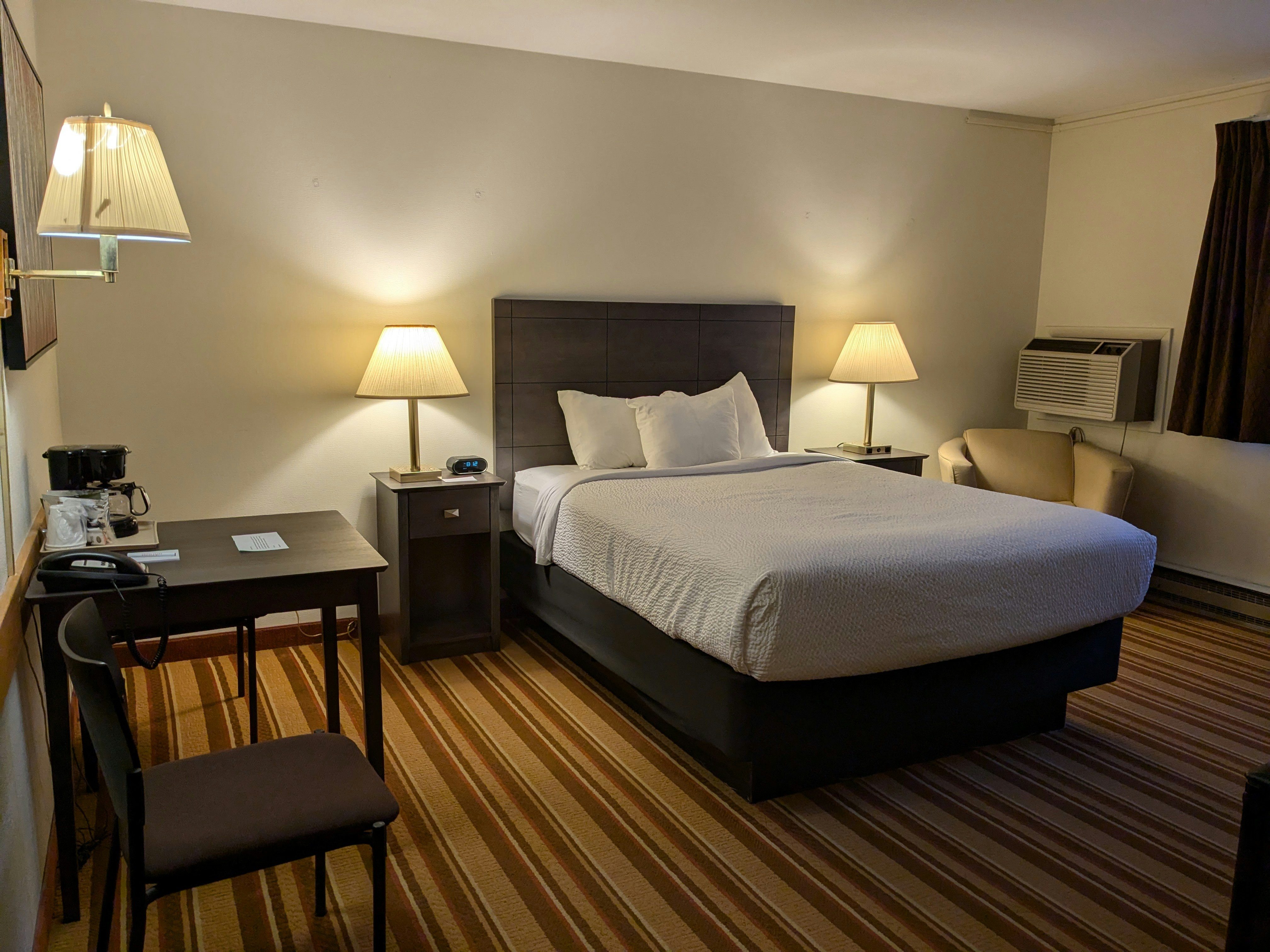 Room, Queen Bed, Exterior Entrance