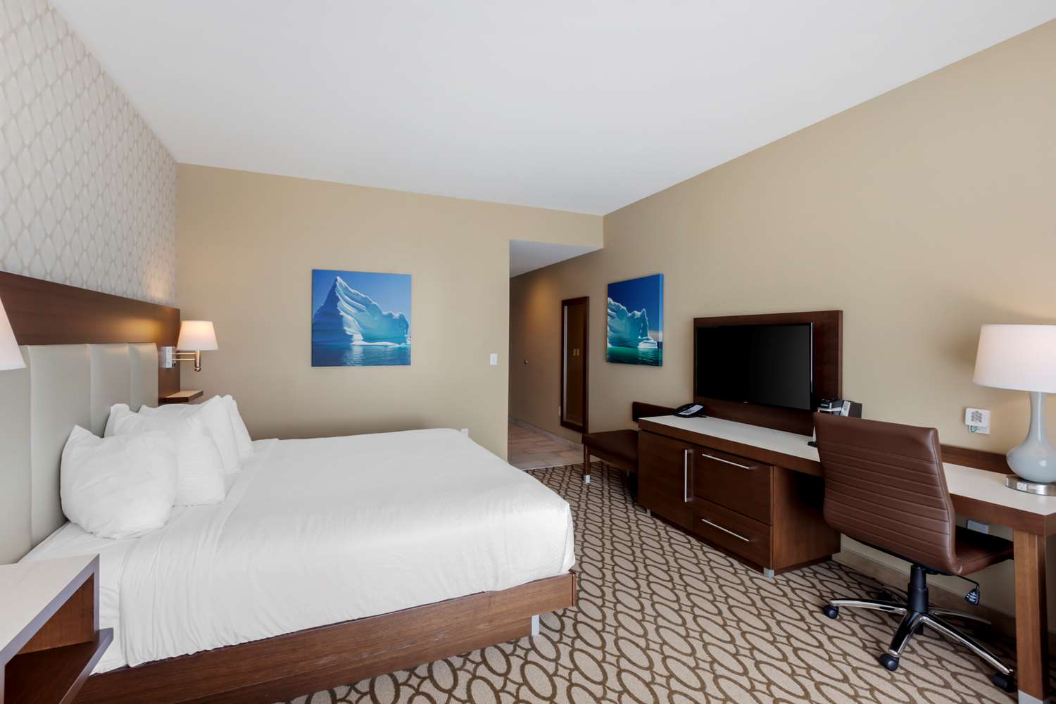غرفة بسرير كينج، Best Western Plus St. John s Airport Hotel and Suites 4/7