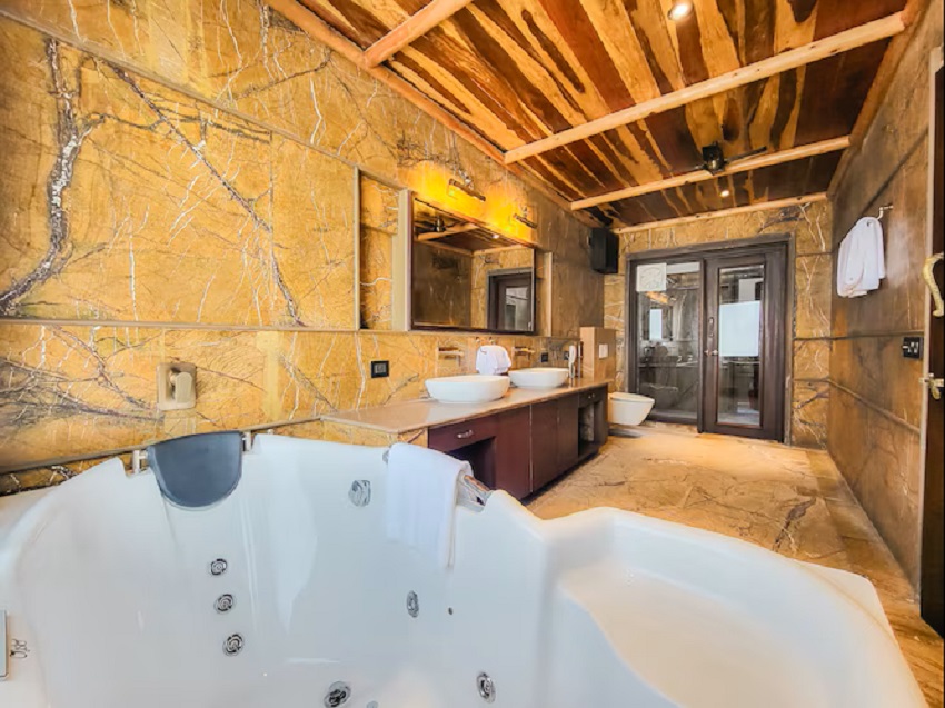 Legacy, Suite, Hot Tub