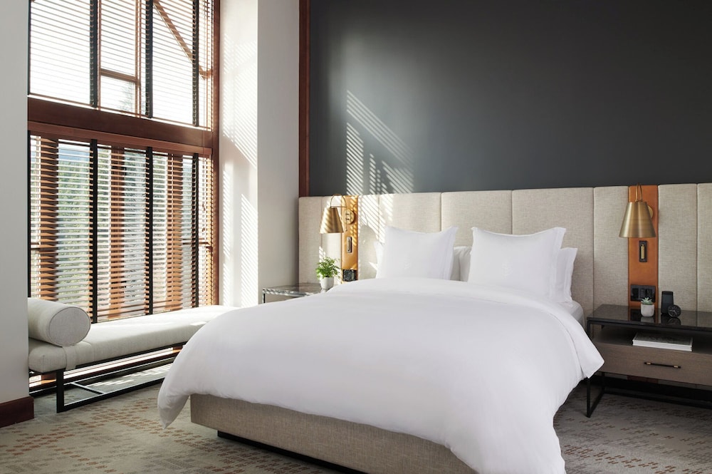 DELUXE, EXECUTIVE, SUITE, KING BED