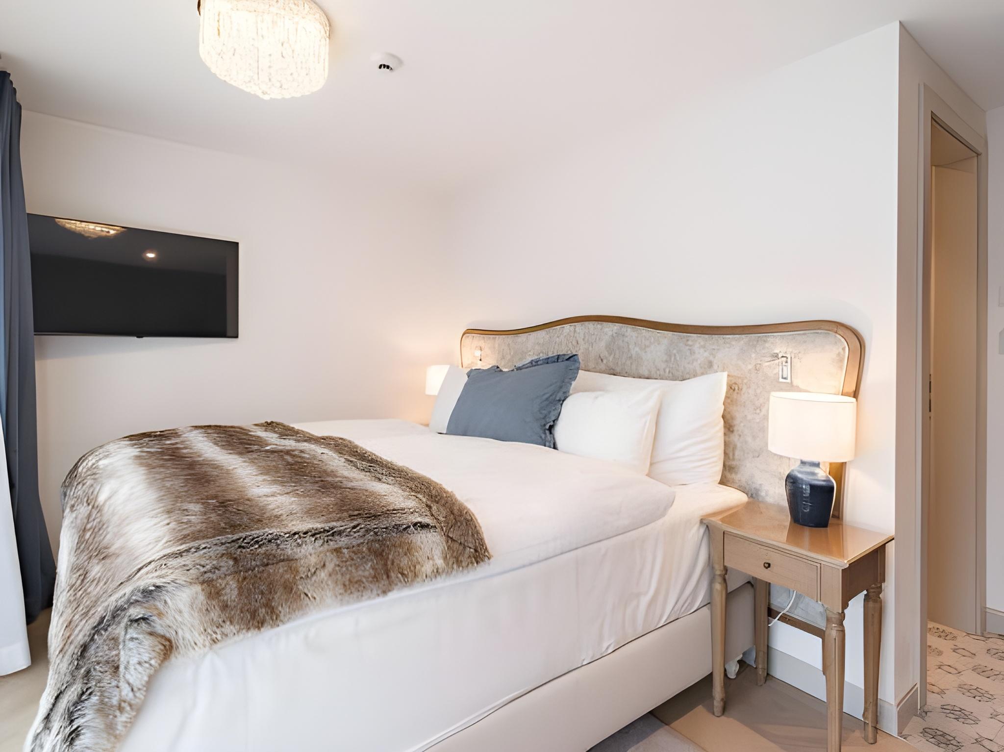 Petite, Deluxe, Double Bed, Mountain View