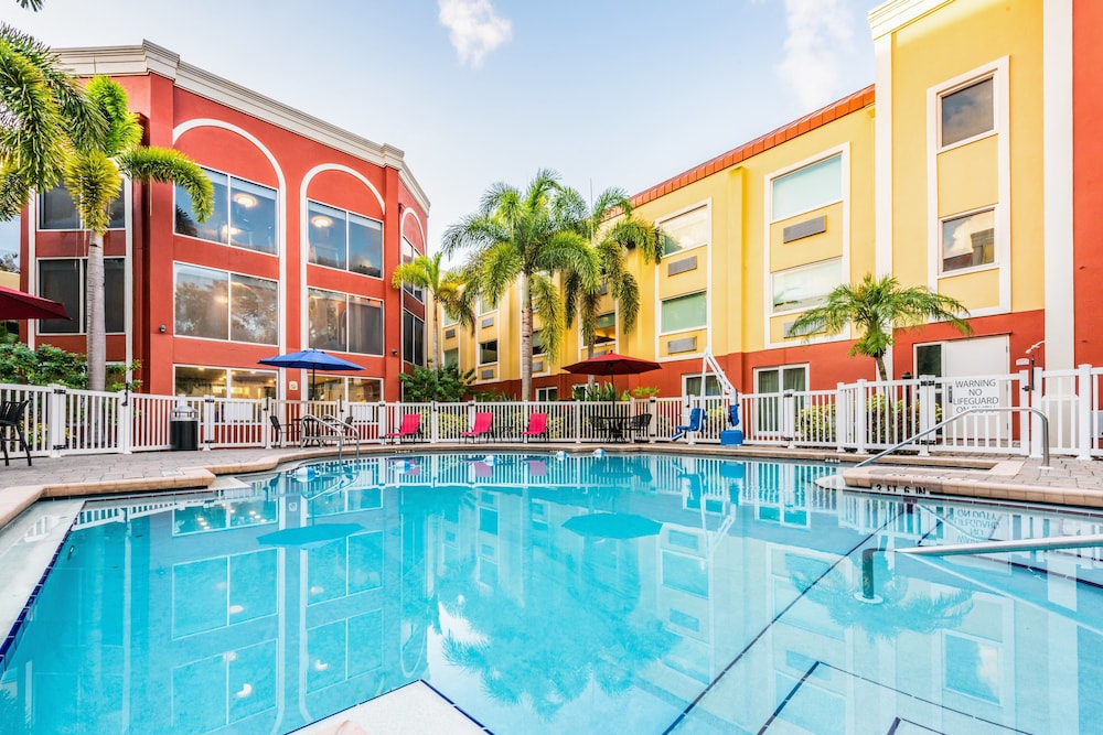 Holiday Inn Express & Suites Bradenton West, an IHG Hotel 5/69