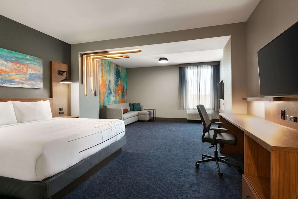 La Quinta Inn and Suites by Wyndham College Station North 16/32