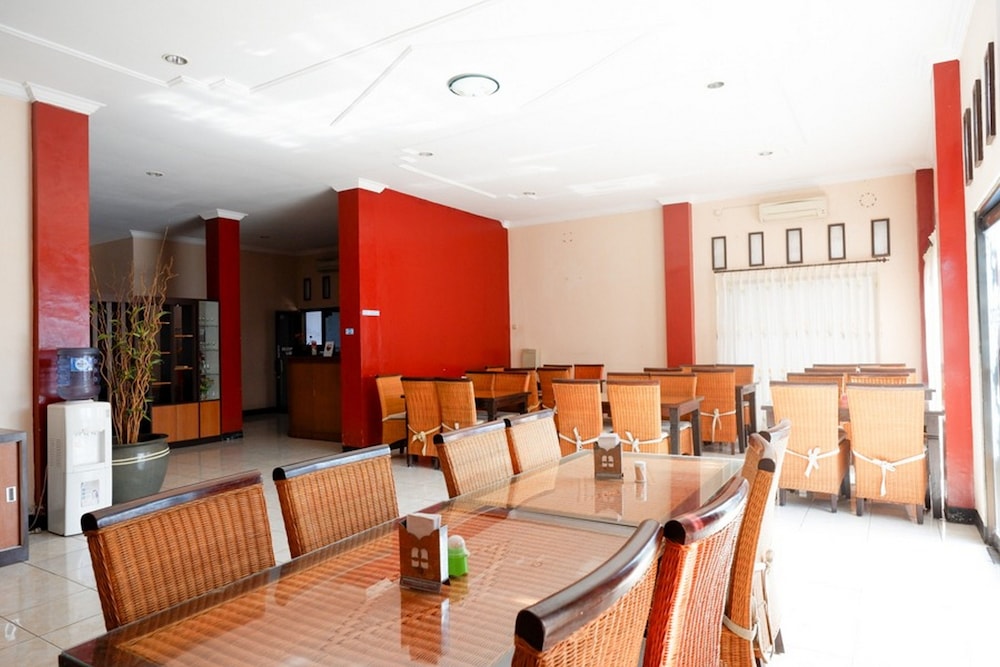 RedDoorz Plus near Stadion Wijaya Kusuma 15/22