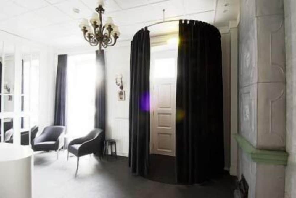 Kar-s Hotel 3/50