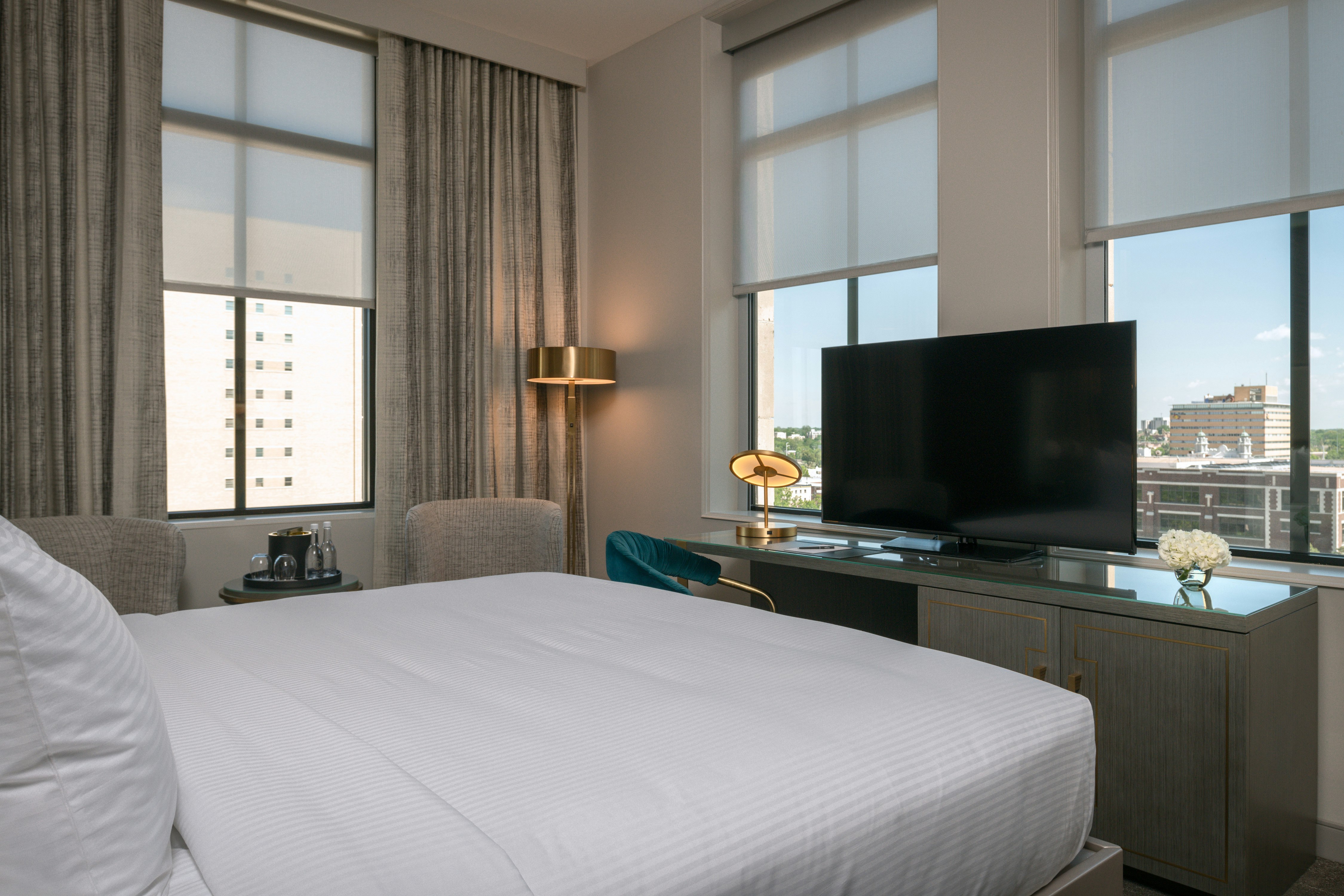 PETITE, QUEEN BED, ACCESSIBLE