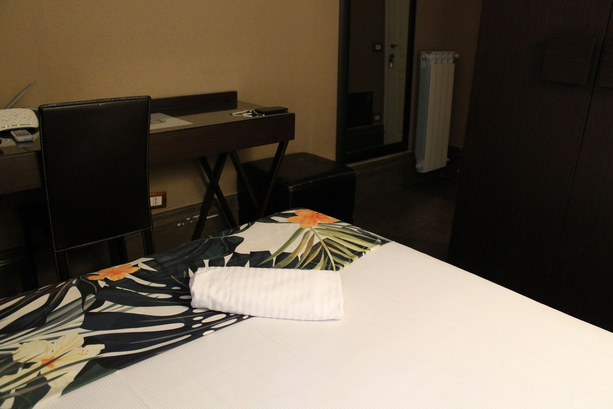 ROOM, SINGLE
