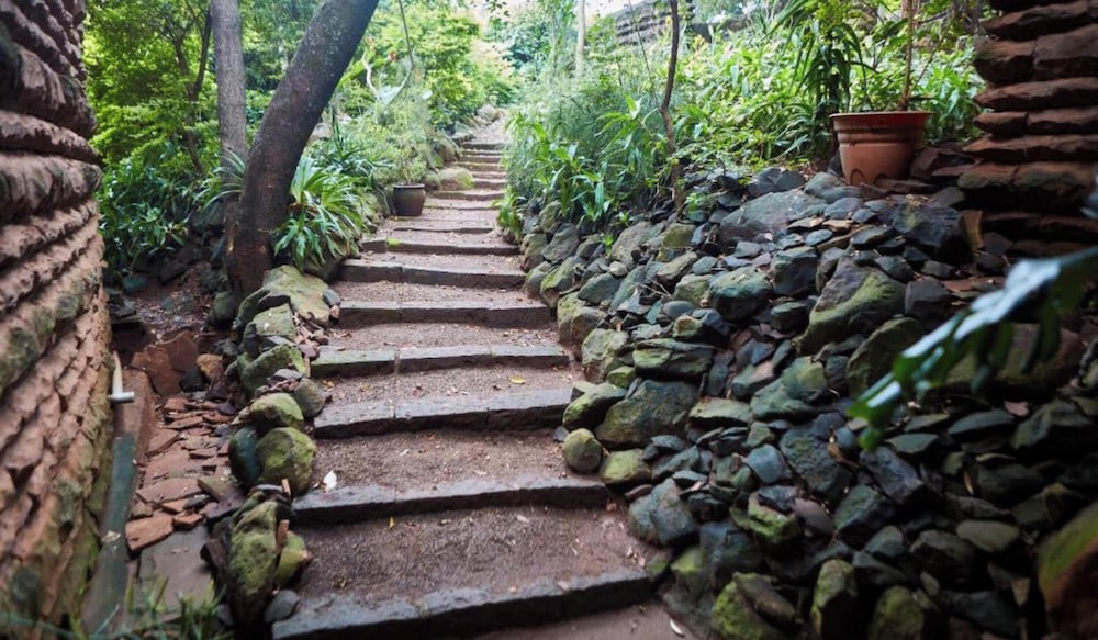 Villa Rock Stop Falls B & B 24/50
