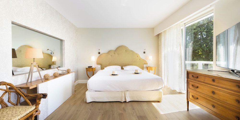 Relais and Chateaux Hotel La Reserve 12/37