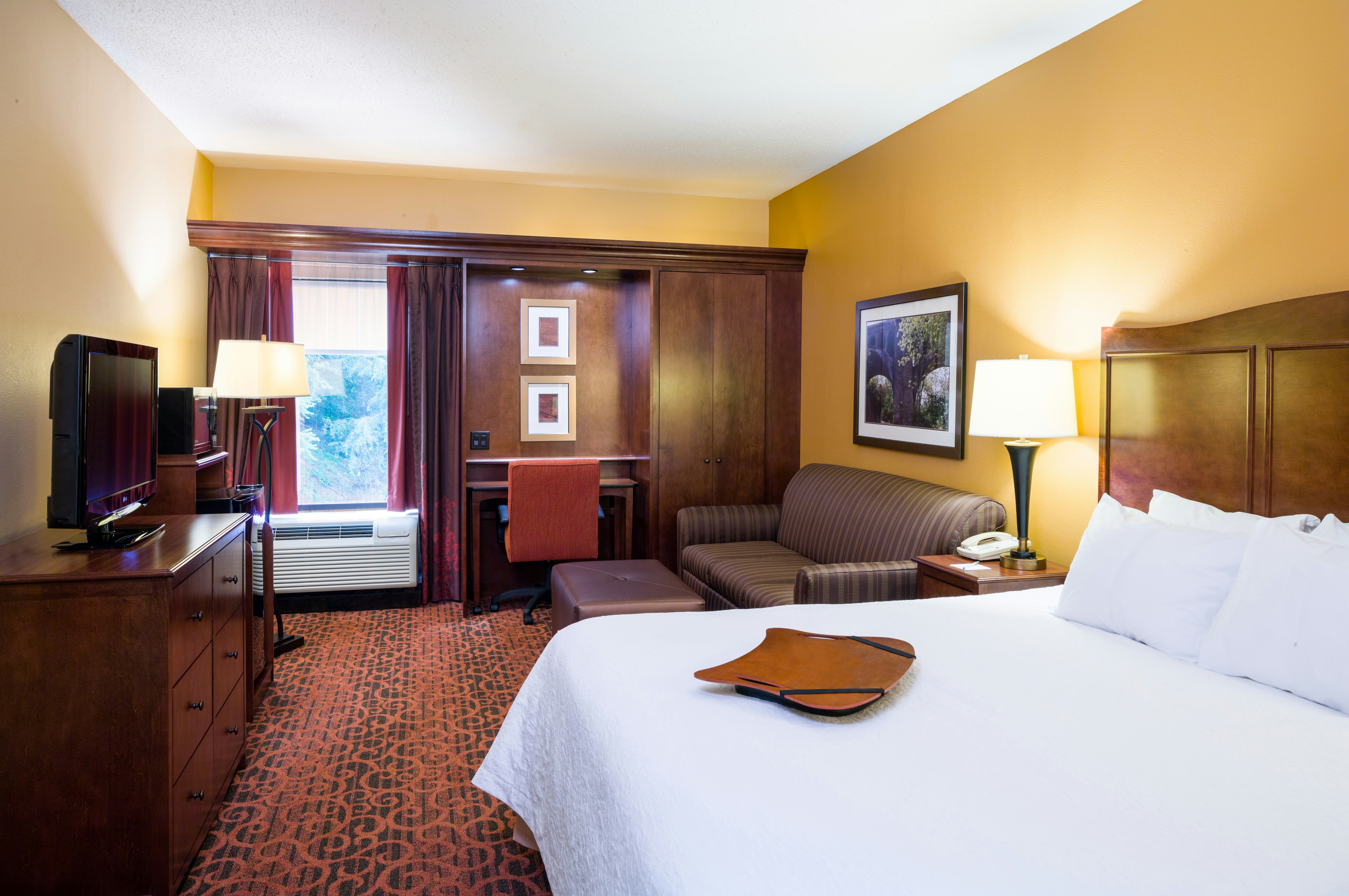 غرفة بسرير كينج مع أريكة، Hampton Inn Selinsgrove/Shamokin Dam, PA 2/5