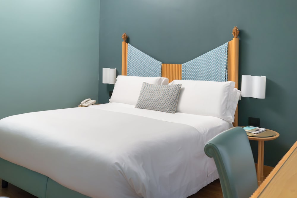 ROOM, TRIPLE, SOFA