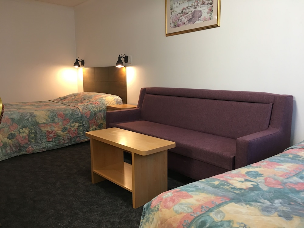 Edgecliff Lodge Motel 48/67