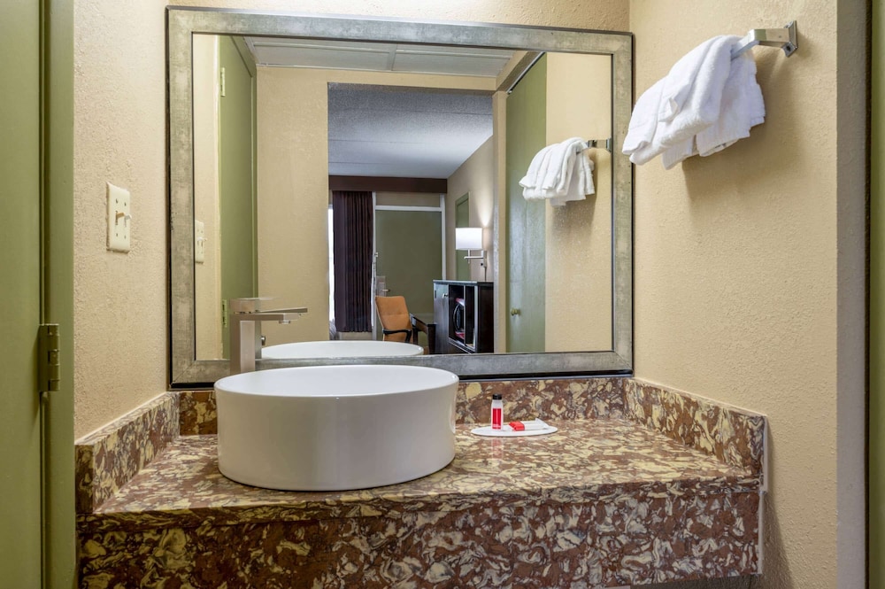 Super 8 by Wyndham Perrysburg - Toledo 13/28