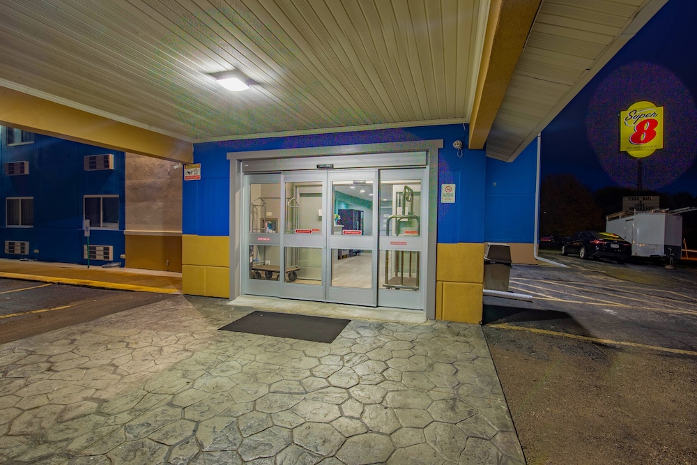 Super 8 By Wyndham Rockford 36/50