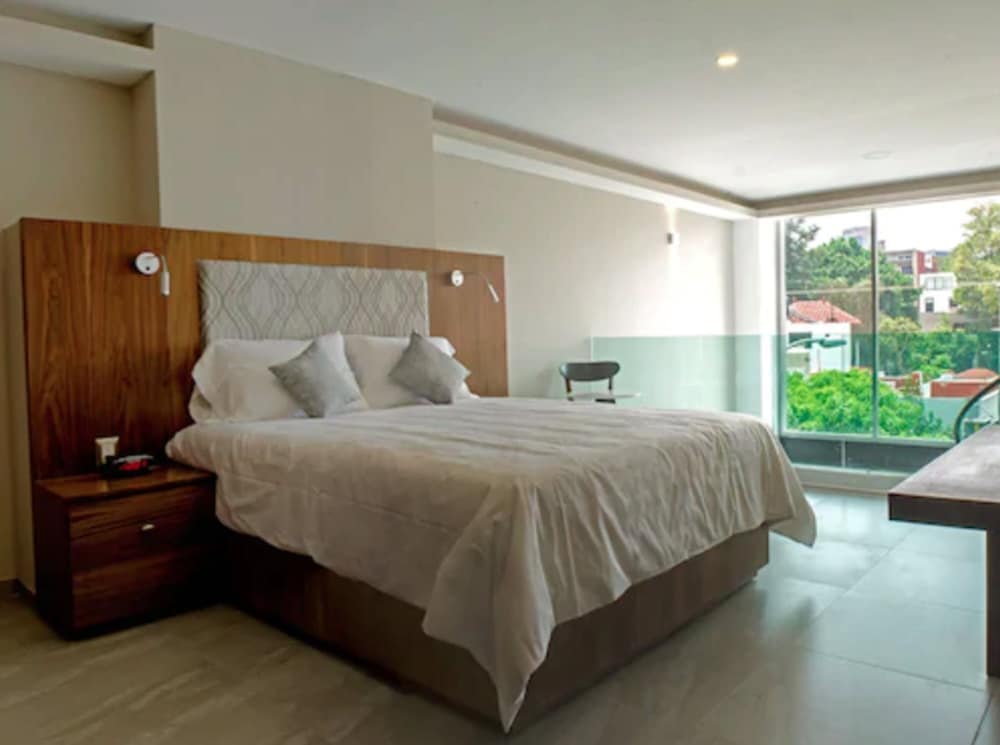 J. Towers Hotel Suites 16/68