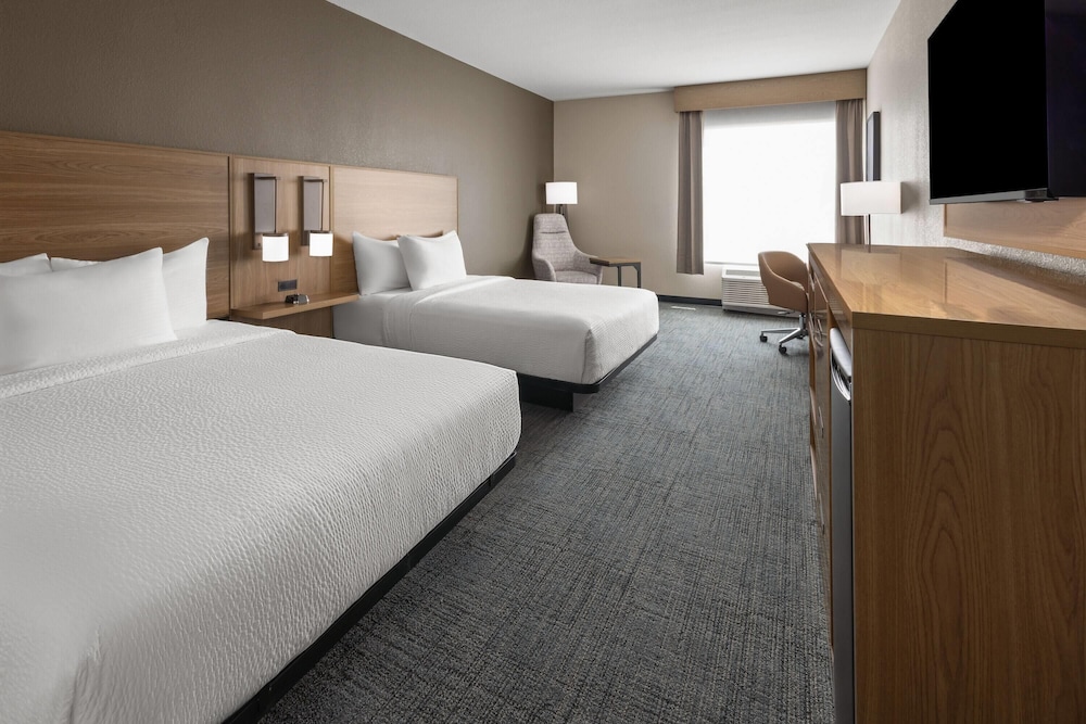 La Quinta Inn & Suites by Wyndham Phoenix near State Farm St 15/48
