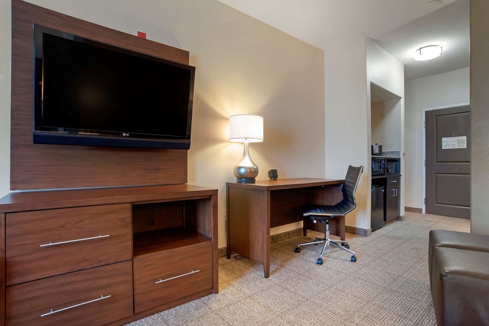 Comfort Suites Alexandria North 32/36