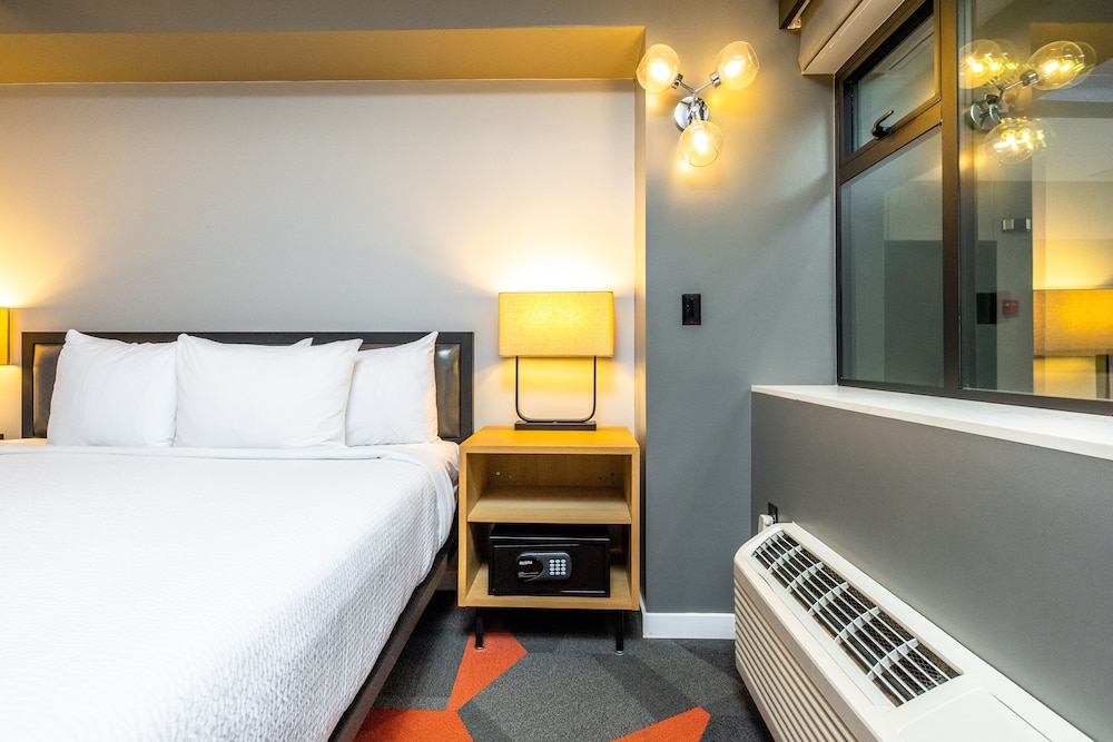 ROOM, KING BED