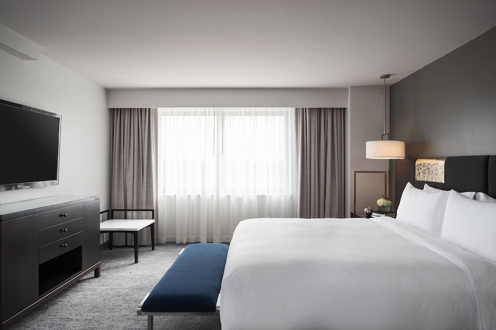 The Baronette Renaissance Detroit Novi Hotel 6/46