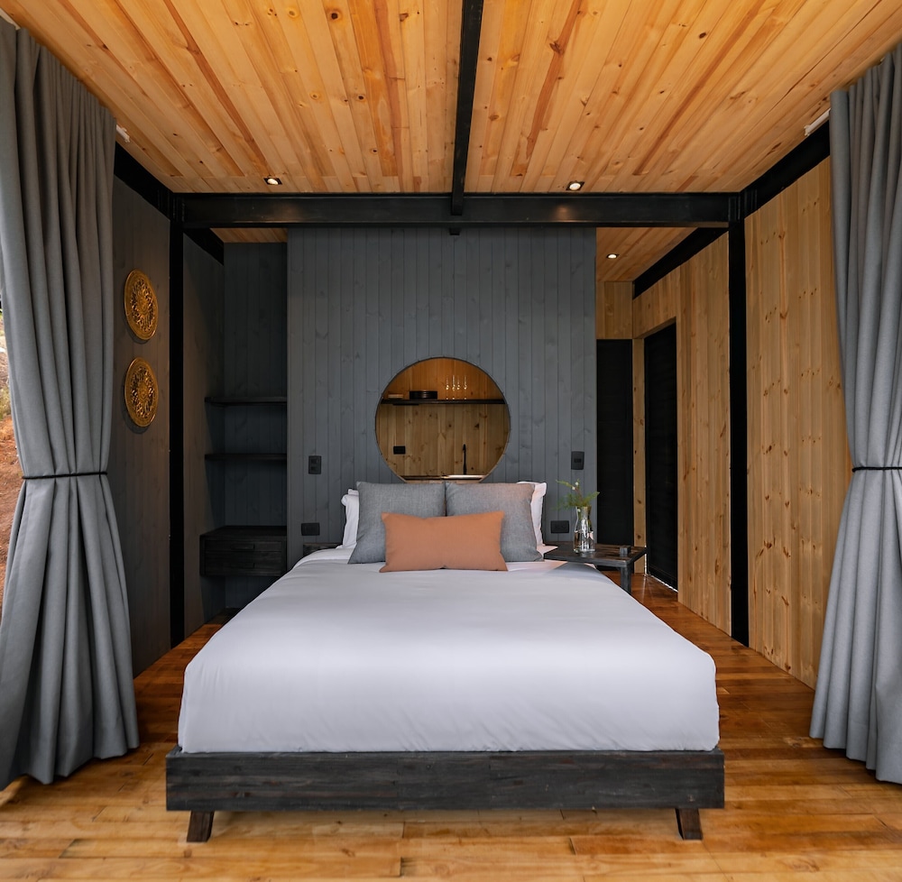Deluxe, Queen Bed