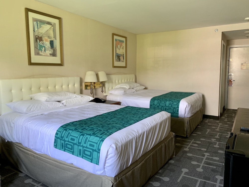 Howard Johnson By Wyndham Williamstown 15/24