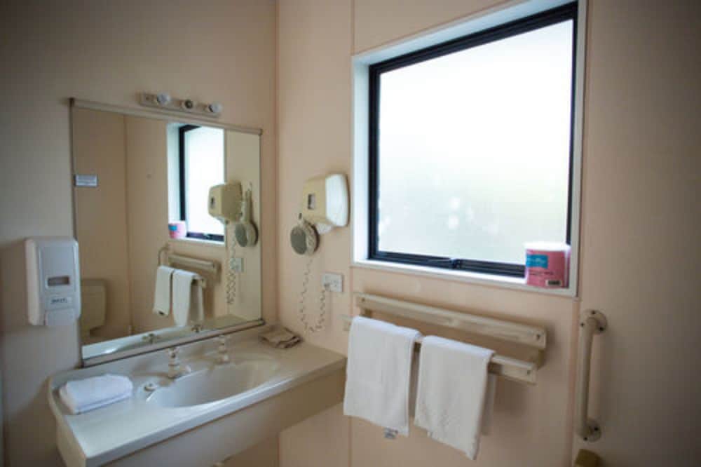 Bennetts Thermal Pools Motor Inn 38/44