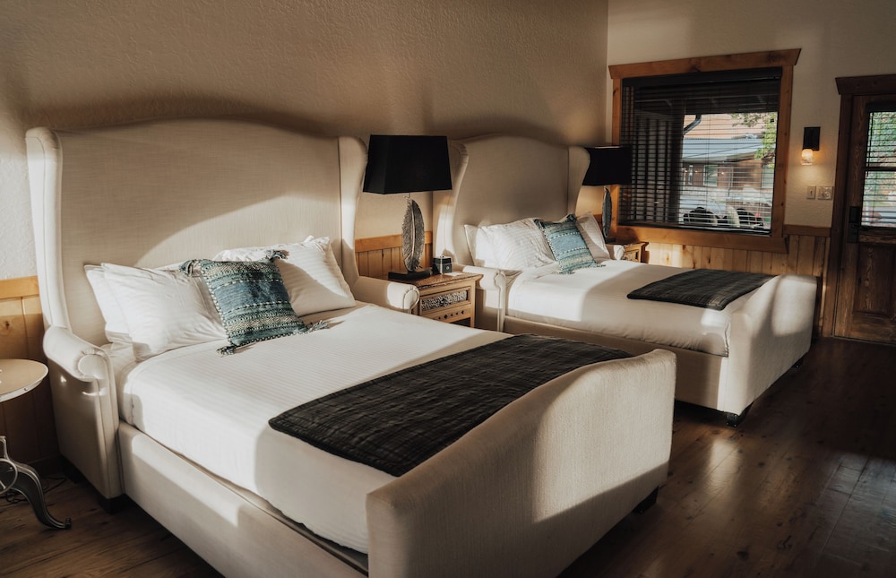 RIVER, 2 QUEEN BEDS