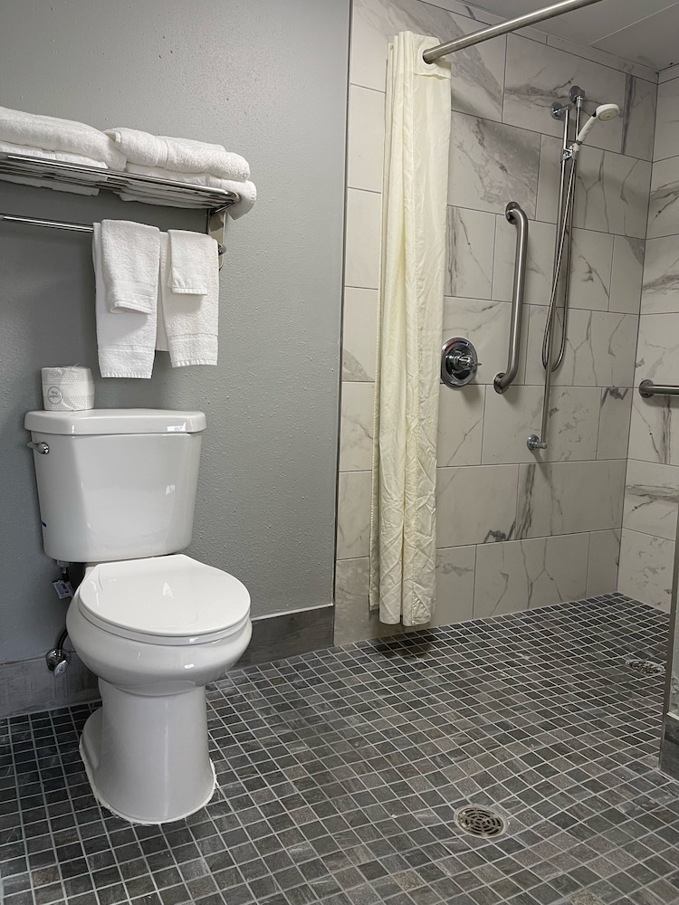 AmericInn by Wyndham Ladysmith 23/25